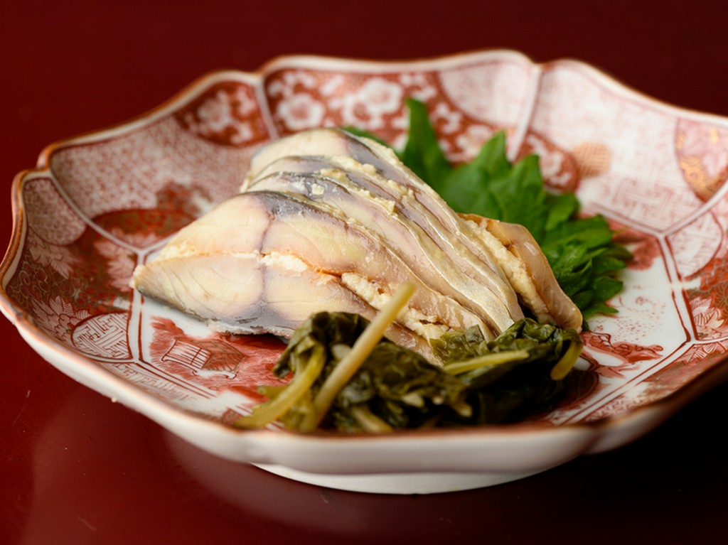一度食べたら忘れられない味。6ヶ月かけてじっくり発酵させた『鯖なれずし』