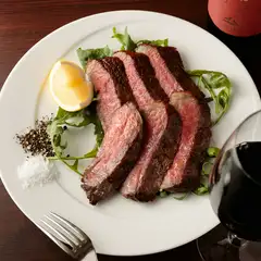 上質な黒毛和牛の肉の旨みを存分に味わう『黒毛和牛イチボのタリアータ』