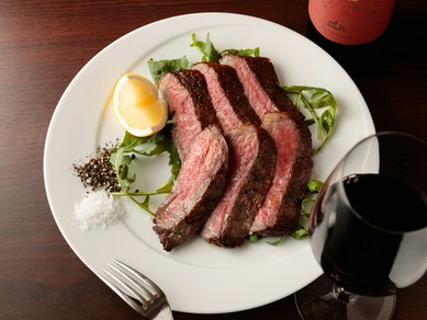 上質な黒毛和牛の肉の旨みを存分に味わう『黒毛和牛イチボのタリアータ』