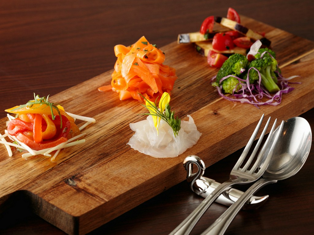 少しずついろいろ楽しめるのが嬉しい。新鮮な野菜をふんだんに使った『前菜五種盛り合わせ』