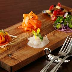 少しずついろいろ楽しめるのが嬉しい。新鮮な野菜をふんだんに使った『前菜五種盛り合わせ』