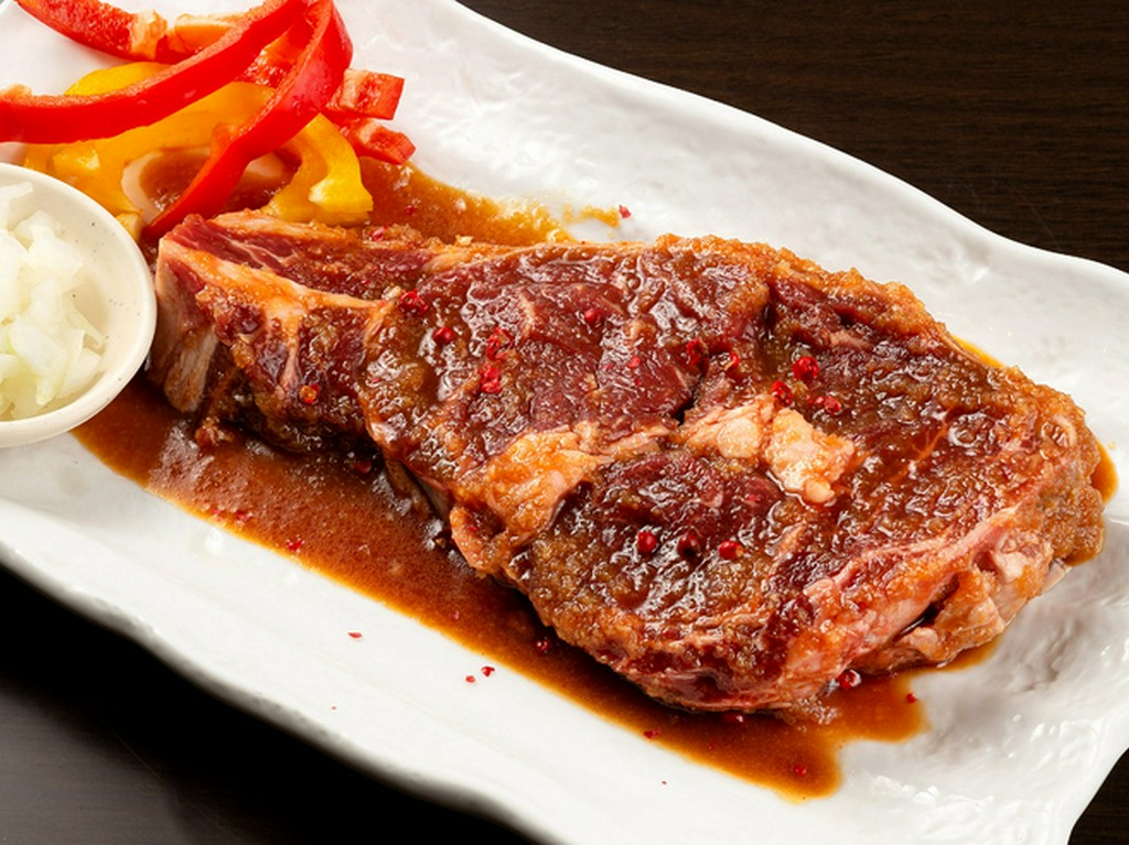 食欲をそそる自家製タレに漬け込んだ『ギャングスターカルビ』