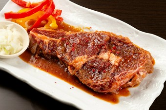 食欲をそそる自家製タレに漬け込んだ『ギャングスターカルビ』