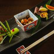 魚に野菜、肉とたくさんの旬の食材を使った、色々な味わいの前菜を5～7点、美しく盛り付けています。丁寧な手仕事に思わずウットリ。同じゲストにはなるべく同じものは出さない、というのもモットーとか。