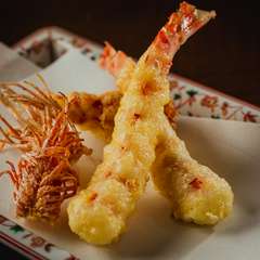 エビや野菜といった食材はもちろん、油にもこだわり、揚げたてサクサクの状態で供される『天ぷら』