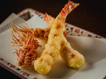 エビや野菜といった食材はもちろん、油にもこだわり、揚げたてサクサクの状態で供される『天ぷら』