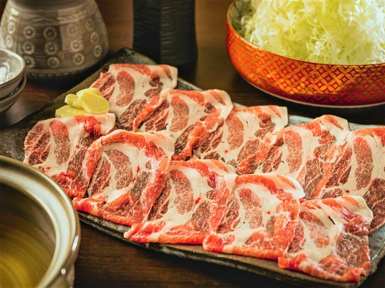 たっぷりのネギと豚肉を、和風の蕎麦だしでしゃぶしゃぶに。〆の蕎麦まで大満足の『しゃぶしゃぶ』