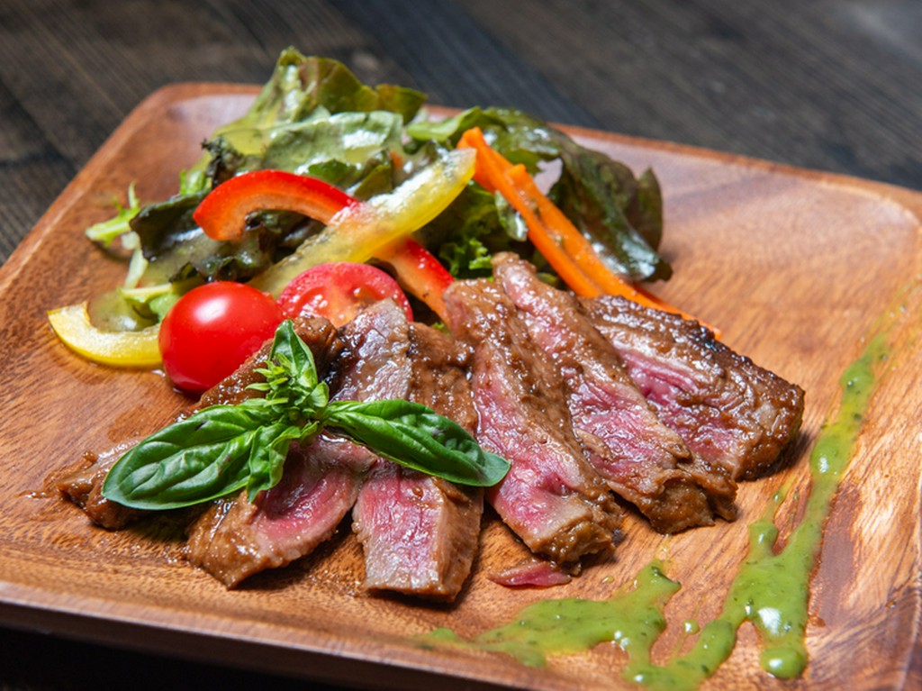 身が厚く、ジューシーな味わいを楽しめる『牛ハラミステーキ』