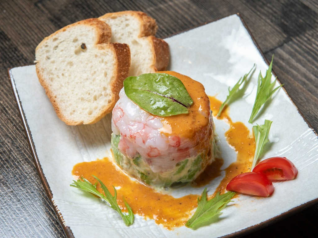 SNS映えも抜群の一品『エビ・アボカドたるたる仕上げ』