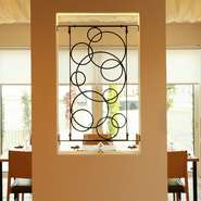 お客様ごとのプライベートにも十分配慮させていただきます。
※ 通常お席の配置に関しては当店にお任せさせていただきます。特に半個室を指定でご希望の際にはご相談ください。（別途料金を頂戴する場合あり）