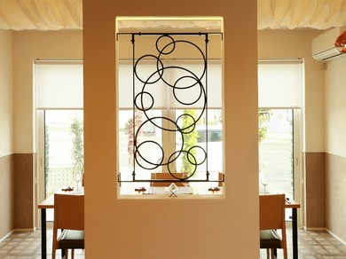 壁に仕切られた半個室のテーブル席