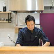 スタイルの良い差し色、音や香りの漏れるオープンキッチン