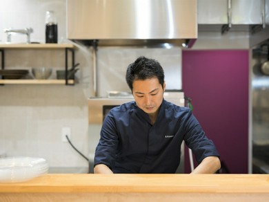 スタイルの良い差し色、音や香りの漏れるオープンキッチン