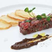 写真の料理は「青森県産馬肉のタルタル 黒ニンニク風味のソース」
アラカルトではその日ごとに様々な料理をご用意してますのでお好みに合わせてお選びください。シェアしてお出しすることも可能です。
