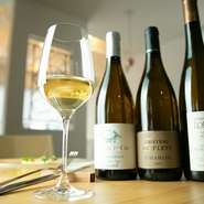 産地や味わい、価格帯などバランスよく常時50種ほど取り揃えています。品質の確かなグラスワインもセレクト。青森市はやし農園のカシスジュースを使った華やかな「キールロワイヤル」は特別な日にもおすすめです。