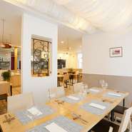 清潔感のある店内、広くゆったりとしたお席で、御友人同士の食事や、遠方からお集りの際にも、ゆったりと流れる時間をお楽しみください。