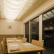 壁で仕切られた半個室の席では、プライベートな会食や接待にも。（6名様までのお客様でご利用いただけます）