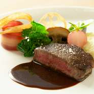 繊細で柔らかな肉質の牛フィレ肉は県産の中で肉質と状態の良い個体を選んで仕入れ。アラカルトでは、さらりとした脂身で香り高い味わいの鰺ヶ沢町のジャージー牛"サーロイン"のグリルも用意。〈写真はコースより〉