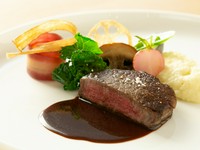 『青森県産和牛フィレ肉のロースト / 赤ワインソース 』