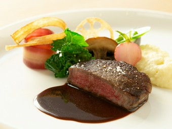 『青森県産和牛フィレ肉のロースト / 赤ワインソース 』