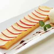 『温かい“りんごのタルト・フィーヌ” / マスカルポーネのアイスクリーム添え』