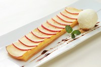 『温かい“りんごのタルト・フィーヌ” / マスカルポーネのアイスクリーム添え』