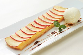 『温かい“りんごのタルト・フィーヌ” / マスカルポーネのアイスクリーム添え』