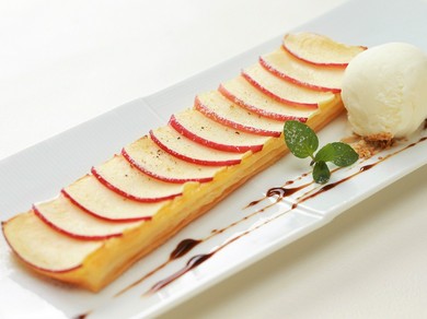 『温かい“りんごのタルト・フィーヌ” / マスカルポーネのアイスクリーム添え』