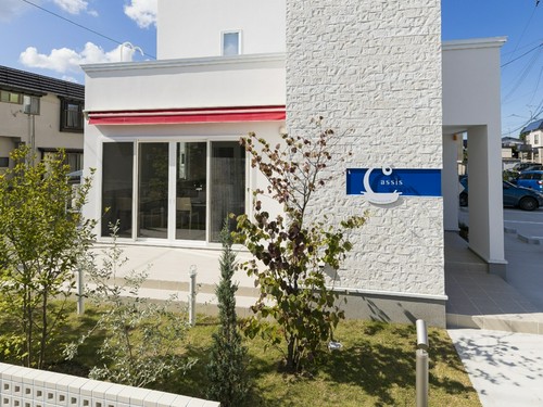 晴れた日にはテラスを眺めながら。夜はシックにライトアップ