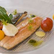 ※フランスレストランウィーク期間中【2025年9月20日（土）～10月20日（月）】は本コースを休止とさせていただきます。期間中はイベントコースをご覧くいただけますと幸いです。

※ 記念日などでお皿にメッセージをご希望の際には、メッセージ内容をご記入ください。
　　例　Bon Anniversaire ○○、Happy Birthday ○○　など

※ ７名様以上のコースはお電話にてご相談ください。