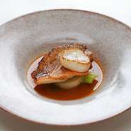 カサゴ、アイナメ、赤メバルなど陸奥湾の恵みを余すところなくこの「Soupe de poisson （スープ・ド・ポワソン）」に込める。 プロヴァンスの小さな港町「Cassis(カシー)」の様に素朴で明るい気持ちになれるように。