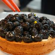 陸奥湾産をはじめとする地物の鮮魚、十和田のふじもり農園の洋野菜、はやし農園のカシス、鯵ヶ沢町のジャージー牛、県内産の上質肉などを揃え、食材が輝く料理に仕立てられています。写真は『旬魚介と野菜の前菜』。