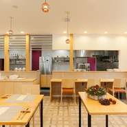 レストランカシーでは、かしこまったルールの様な物は気にせずに皆様が思い思いに楽しんで頂けたら幸いです。例えば料理をシェアして提供したり、お箸を用意したりと、微かなご要望を察せられるよう努めて参ります。