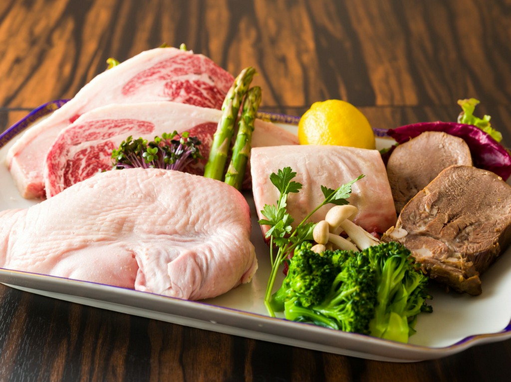 肉から魚介類、野菜まで、なるべく地元の食材を使うのがモットー