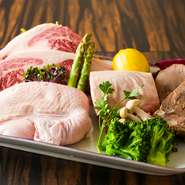 肉は県内産の牛・豚・鴨などを使用。魚介類は塩釜や石巻などで水揚げされた旬のものを仕入れ、店主の故郷・亘理郡山元町からもホッキ貝や鮭などを取り寄せています。野菜は青果店で新鮮な地物を目利きしているそう。