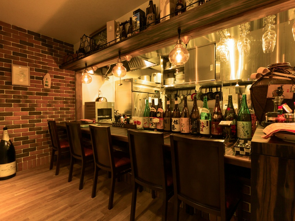 鉄板焼きの醍醐味を堪能でき、一人でも気兼ね不要のカウンター席