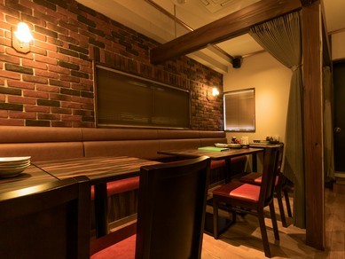 シックな色合いの内装は、前の店の落ち着いた雰囲気を踏襲