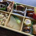 ふかひれの煮込み、鮑の煮込み、牛肉のお料理など、たくさんのお料理が楽しめる、ちょっと贅沢なお弁当です。

※価格には、消費税が含まれます。
※水曜・木曜の午前中のみのお渡しです。
※2個から承ります。