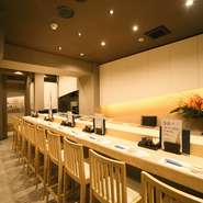 接待をはじめ、大切なゲストへのもてなしの席でも重宝できる一軒。カウンターはもちろん、6名席×2卓の個室も完備。コースも4000円から相談できます。上質な空間でしっぽりと、大人の贅沢を満喫してみませんか。