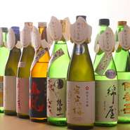 より寿司を旨く味わう、店主厳選の日本酒たち。常備20種～30種、好みに合わせてセレクトできます。また、宮城の新たな酒造好適米「吟のいろは」のラインナップにも力を入れているとか。この機会にぜひお試しあれ。