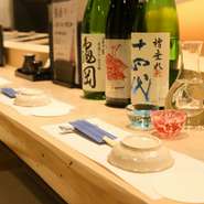 カウンター席はデート利用も最適。夜遅くまで営業している点も嬉しいポイント。おまかせでのオーダーも可能、粋な大人のデートを楽しませてくれます。