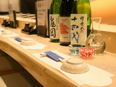 カウンターでのんびり過ごす、粋な大人のデート