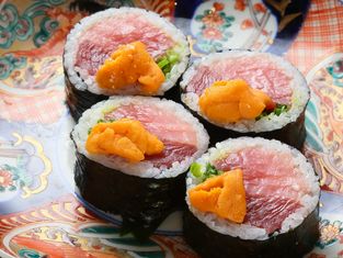 Kutsurogi kakurega Sushi Sansai