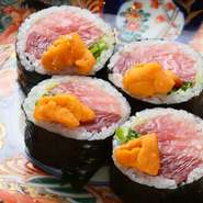 本マグロと雲丹の贅沢なコラボレーション。大トロ・中トロ・赤身の三色の本マグロの中巻きに雲丹をトッピング。マグロのおいしさとウニの濃厚さを一度に満喫できます。