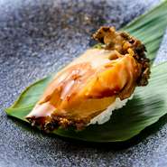 漁師直伝の煮鮑を主役に迎えた一貫。鮑の心地良い弾力と、味わい深いタレの織りなすハーモニーが絶妙です。