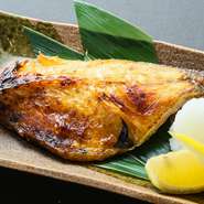 脂の乗ったつぼ鯛の塩焼き。レモンとおろし大根でさっぱりといただくのがオススメです。