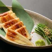 寿司店ならではの職人技が光るひと品。食感豊かに焼き上げた、穴子の一本焼き。香ばしいタレの風味が穴子の存在感を際立たせます。