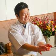 “ディナーの時間に当店をお選びいただいたお客さまに、笑顔と元気と真心でお応えしたい”と話す料理人。接客時のゲストへの心遣いも重要なテーマです。
