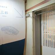 夕方17時から翌4時まで、ゆったりとしたくつろぎのひとときを提案する一軒。忙しい日々をしばし忘れ、束の間の贅沢にじっくり酔いしれてみませんか。