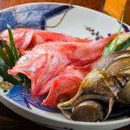 魚介類は宮城を始め三陸のものを中心に、日本全国の質や鮮度の良いものだけを使っています。画像のツブ貝とキチジ（別名キンキ）は北海道産。こうしたキチジのような高級魚も、質重視でチョイスしています。
